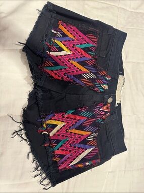 Jen’s Pirate Booty Black Denim Shorts with boho Embroidery sz 26